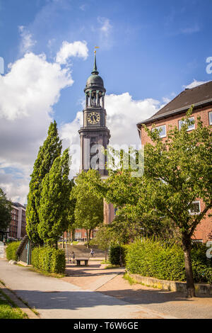 Die berühmte Kirche Sankt Michaelis namens Michel in Hamburg, Deutschland Stockfoto