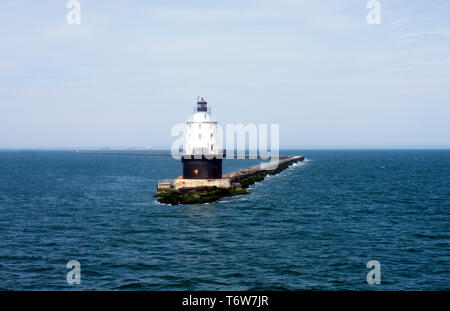 Vorbei an den Hafen von Zuflucht Leuchtturm in Delaware Bay - Lewes nach Cape May Ferry-04 Stockfoto