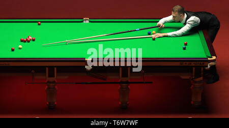 Judd Trump in Aktion gegen Gary Wilson bei Tag 13 der 2019 Betfred Weltmeisterschaft an den Tiegel, Sheffield. Stockfoto