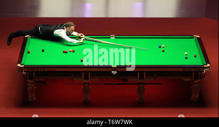 Judd Trump in Aktion gegen Gary Wilson bei Tag 13 der 2019 Betfred Weltmeisterschaft an den Tiegel, Sheffield. Stockfoto