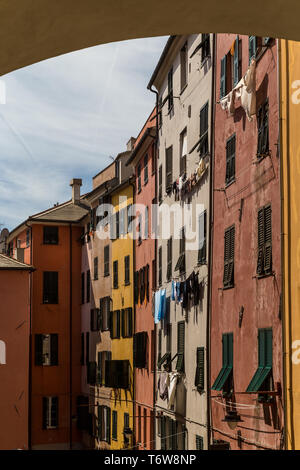 Straße in einer Stadt am Mittelmeer Stockfoto