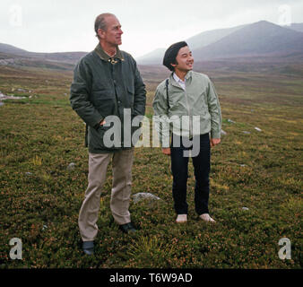 Herzog von Edinburgh zu erklären, Kronprinz Naruhito von Japan, wie Sie arbeiten, auf die Erhaltung der Balmoral Castle Estate, Schottland Stockfoto