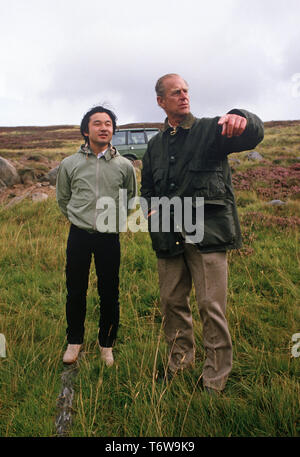 Herzog von Edinburgh zu erklären, Kronprinz Naruhito von Japan, wie Sie arbeiten, auf die Erhaltung der Balmoral Castle Estate, Schottland Stockfoto