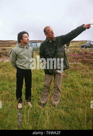 Herzog von Edinburgh zu erklären, Kronprinz Naruhito von Japan, wie Sie arbeiten, auf die Erhaltung der Balmoral Castle Estate, Schottland Stockfoto