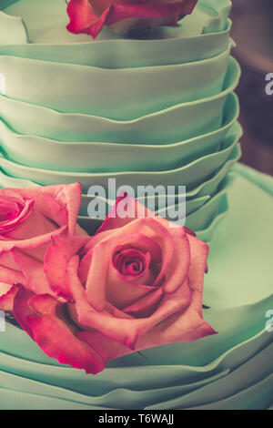 Fondant zwei mehrstufige Geburtstagskuchen mit Rosen dekoriert. Close Up. Stockfoto