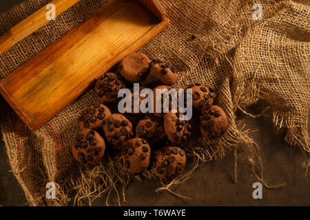 Kekse mit Schokolade Krümel auf Leinwand Stockfoto