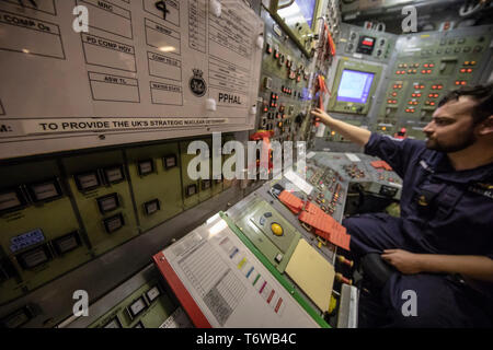 Auf 0001 Embargo Freitag Mai 3 führenden Engineering Techniker Chris Randall an Bord der HMS wachsam bei HM Marinestützpunkt Faslane, Clyde, die Vanguard U-Boot trägt Trident nukleare Abschreckung in Großbritannien. Stockfoto