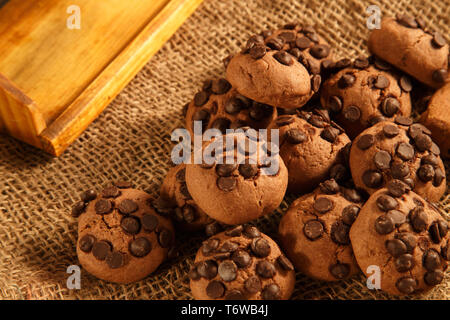 Kekse mit Schokolade Krümel auf Leinwand Stockfoto