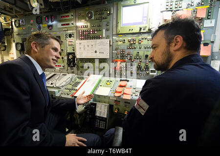 Auf 0001 Embargo Freitag Mai 3 ehemalige Verteidigungsminister Gavin Williamson (links) bei einem Besuch in HMS wachsam bei HM Marinestützpunkt Faslane, Clyde, die Trident nukleare Abschreckung der BRITISCHEN trägt. Stockfoto