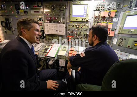 Auf 0001 Embargo Freitag Mai 3 ehemalige Verteidigungsminister Gavin Williamson (links) bei einem Besuch in HMS wachsam bei HM Marinestützpunkt Faslane, Clyde, die Trident nukleare Abschreckung der BRITISCHEN trägt. Stockfoto