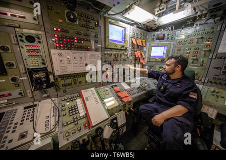 Auf 0001 Embargo Freitag Mai 3 führenden Engineering Techniker Chris Randall an Bord der HMS wachsam bei HM Marinestützpunkt Faslane, Clyde, die Vanguard U-Boot trägt Trident nukleare Abschreckung in Großbritannien. Stockfoto