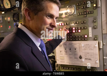 Embargo auf 0001 Freitag, 3. Mai ehemalige Verteidigungsminister Gavin Williamson bei einem Besuch in HMS wachsam bei HM Marinestützpunkt Faslane, Clyde, die Vanguard U-Boot trägt Trident nukleare Abschreckung in Großbritannien. Stockfoto