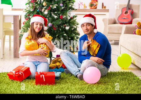 Junges Paar Weihnachten zu Hause feiern. Stockfoto