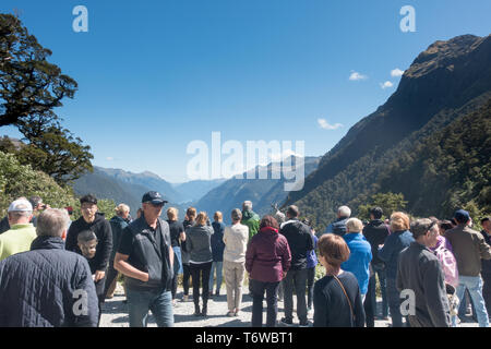 Die Reise über den Lake Manapouri und dann entlang der Doubtful Sound ist eine der großen touristischen NZ's Reisen Stockfoto