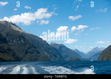 Die Reise über den Lake Manapouri und dann entlang der Doubtful Sound ist eine der großen touristischen NZ's Reisen Stockfoto