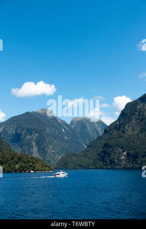 Die Reise über den Lake Manapouri und dann entlang der Doubtful Sound ist eine der großen touristischen NZ's Reisen Stockfoto