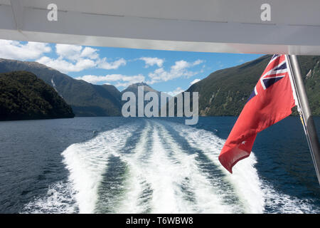 Die Reise über den Lake Manapouri und dann entlang der Doubtful Sound ist eine der großen touristischen NZ's Reisen Stockfoto