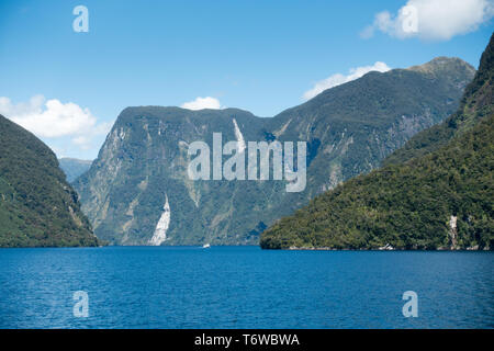 Die Reise über den Lake Manapouri und dann entlang der Doubtful Sound ist eine der großen touristischen NZ's Reisen Stockfoto