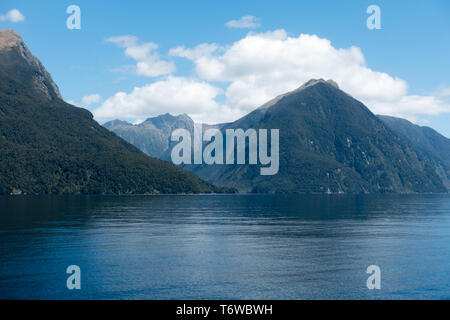 Die Reise über den Lake Manapouri und dann entlang der Doubtful Sound ist eine der großen touristischen NZ's Reisen Stockfoto