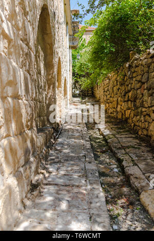 Dies ist eine Erfassung der alten Straßen, die in der El Kamar ein Dorf im Libanon entfernt und Sie können in das Bild der Altstadt zu Fuß aus Steinen mit einem seiner siehe Stockfoto