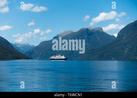 Die Reise über den Lake Manapouri und dann entlang der Doubtful Sound ist eine der großen touristischen NZ's Reisen Stockfoto