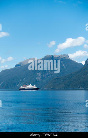 Die Reise über den Lake Manapouri und dann entlang der Doubtful Sound ist eine der großen touristischen NZ's Reisen Stockfoto