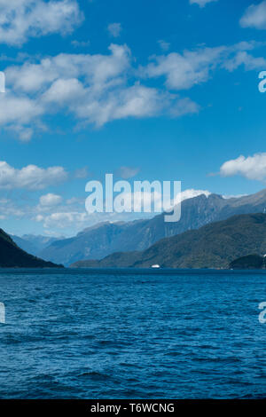 Die Reise über den Lake Manapouri und dann entlang der Doubtful Sound ist eine der großen touristischen NZ's Reisen Stockfoto