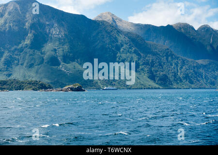 Die Reise über den Lake Manapouri und dann entlang der Doubtful Sound ist eine der großen touristischen NZ's Reisen Stockfoto