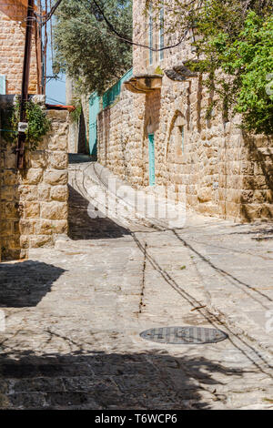 Dies ist eine Erfassung der alten Straßen, die in der El Kamar ein Dorf im Libanon entfernt und Sie können in das Bild der Altstadt zu Fuß aus Steinen mit einem seiner siehe Stockfoto