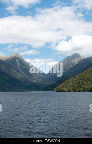 Die Reise über den Lake Manapouri und dann entlang der Doubtful Sound ist eine der großen touristischen NZ's Reisen Stockfoto