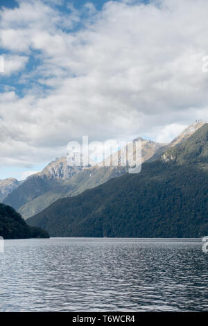 Die Reise über den Lake Manapouri und dann entlang der Doubtful Sound ist eine der großen touristischen NZ's Reisen Stockfoto