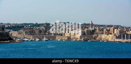 Vallettas Grand Harbour und die Uferpromenade Il-Birgu mit Yachten in Kalkara Marina Stockfoto