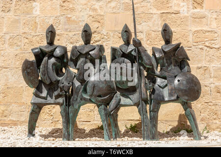 Ritter von St. John - eine moderne Skulptur von vier mittelalterlichen Rittern bewacht den Eingang von La Porta del Soccorso zum Fort Saint Elmo in Valletta. Stockfoto