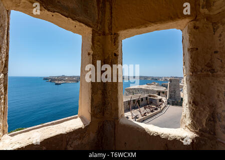 Der Blick über den Grand Harbour von Valletta von einem traditionellen Kalkstein-Wachturm auf die Lazarus Bastion von Fort St Elmo Stockfoto