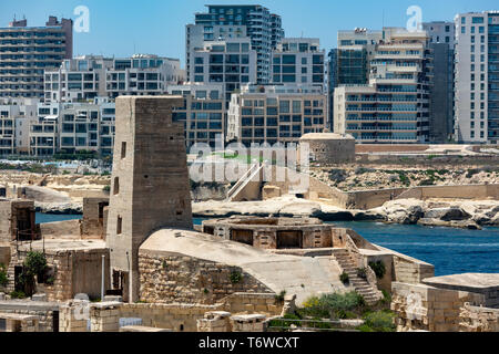 Historisch und modern Seite an Seite in Malta. Die Kalksteinfestungen St. Elmo und Tigné stehen im Kontrast zu den modernen Wohnblocks von Sliema. Stockfoto