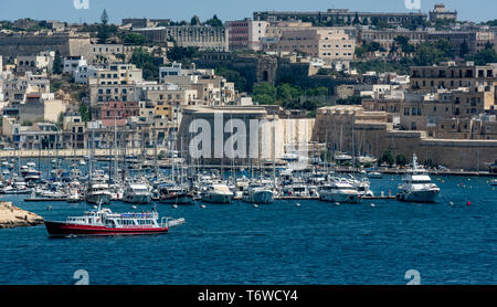 Yachten drängen die Kalkara Marina vor der historischen Festung Post of Kastilien in Il-Birgu, Malta Stockfoto