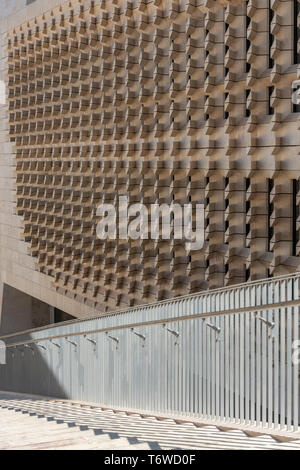 Die westliche Fassade von Renzo Piano Parlament Haus in Valletta mit seinen kunstvollen Muster der abgewinkelten Kalkstein auf Gozo abgebaut und in Italien geprägt Stockfoto