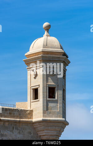 Ein Gardjola-Wachturm aus Kalkstein in Gardjola Gardens in Senglea. Das geformte Auge und Ohr repräsentieren die Vormundschaft und die Einhaltung, die Malta schützen Stockfoto