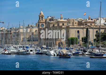 Das Malta Maritime Museum blickt von der Vittoriosa Waterfront auf die zahlreichen Boote, die die Grand Harbour Marina in Il-Birgu bedrängen Stockfoto