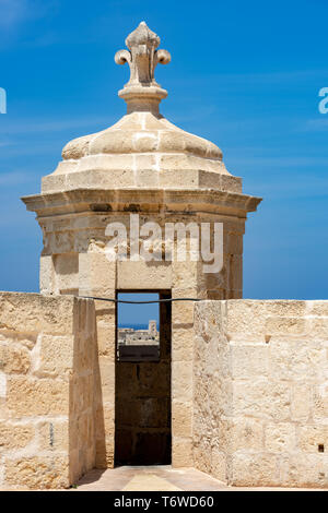 Eine Gardjola-Wache aus Kalkstein in Fort St Angelo auf Malta mit einem kunstvoll geschnitzten Fleur-de-Lis auf dem Dach Stockfoto