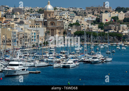 Chev. Die Pfarrkirche von Kalkara von Vincenzo Bonello blickt auf die Yachten und Vergnügungsboote, die in Il-Kalkara Creek in Kalkara, Malta, vertäut sind Stockfoto