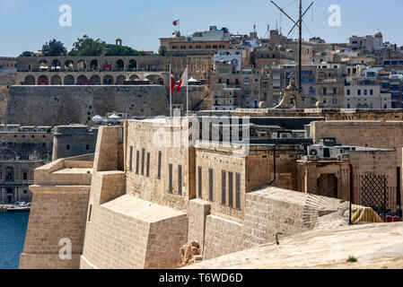 Blick auf die Saluting Battery und die Upper Barrakka Gardens in Valletta von den Kalksteinbastionen des Fort St Angelo in Il-Birgu Stockfoto