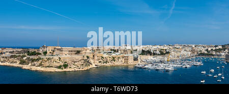 Kalkara Creek mit seiner Villa Bighi, dem Rat für Wissenschaft und Technologie, einem futuristischen Planetarium und weißen Yachten, die an der Kalkara Marina festgemacht sind Stockfoto