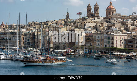 Das historische Segelschiff Faith fährt auf dem Dockyard Creek im Grand Harbour von Valletta, mit Blick auf die Basilika der Geburt Mariens, Senglea Stockfoto