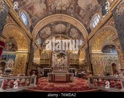 Das prächtige Kirchenschiff der St. John's Co-Cathedral in Valletta mit Giuseppe Mazzuoli Hauptaltar Marmorgruppe der Taufe Christi Stockfoto