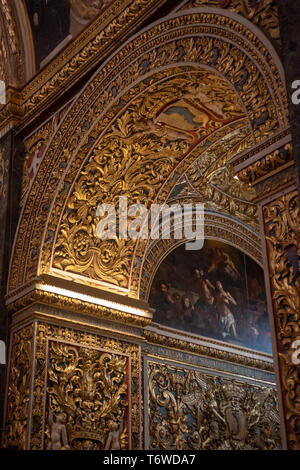 Ein kunstvoll geschnitzter Bogen spannt sich über den Eingang zur Kapelle der Langue of Auvergne, die dem heiligen Sebastian geweiht ist, in der St. John's Co-Cathedral, Valletta Stockfoto