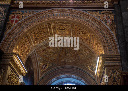 Ein kunstvoll geschnitzter Bogen spannt sich über den Eingang zur Kapelle der Langue of Italy in der St. John's Co-Cathedral in Valletta Stockfoto