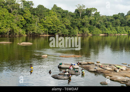 Frauen waschen, Dan Dorf, Obere Suriname Fluss, Surinam Stockfoto