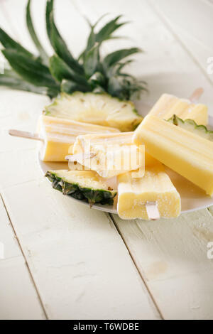 Hausgemachte Eis am Stiel aus Ananas Stockfoto