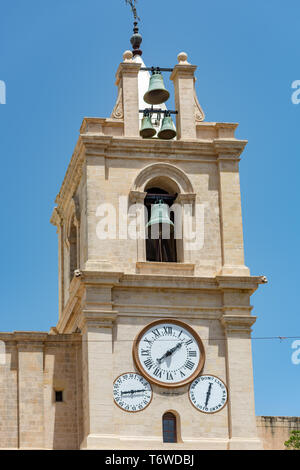 Girolamo Cassars Glockenturm der St. John's Co-Cathedral in Valletta, Malta, mit Clericis Zifferblatt und Zifferblättern, die das Datum und den Wochentag kennzeichnen. Stockfoto